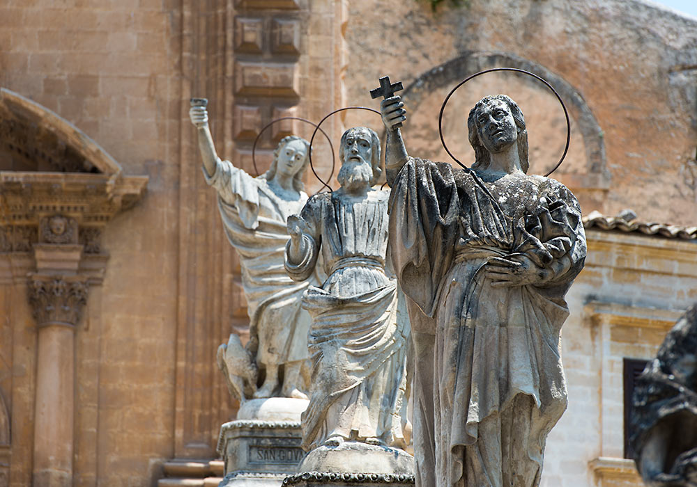 Statues, church of San Pietro in Modica