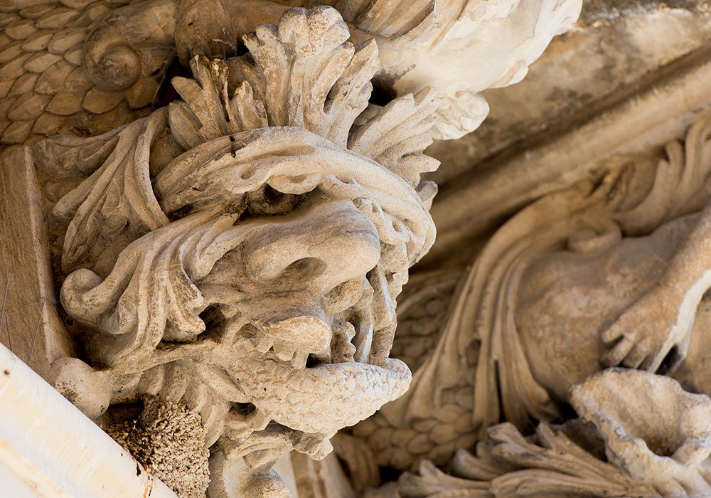 Ragusa Ibla: Grotesque head under the balcony of Palazzo Cosentini