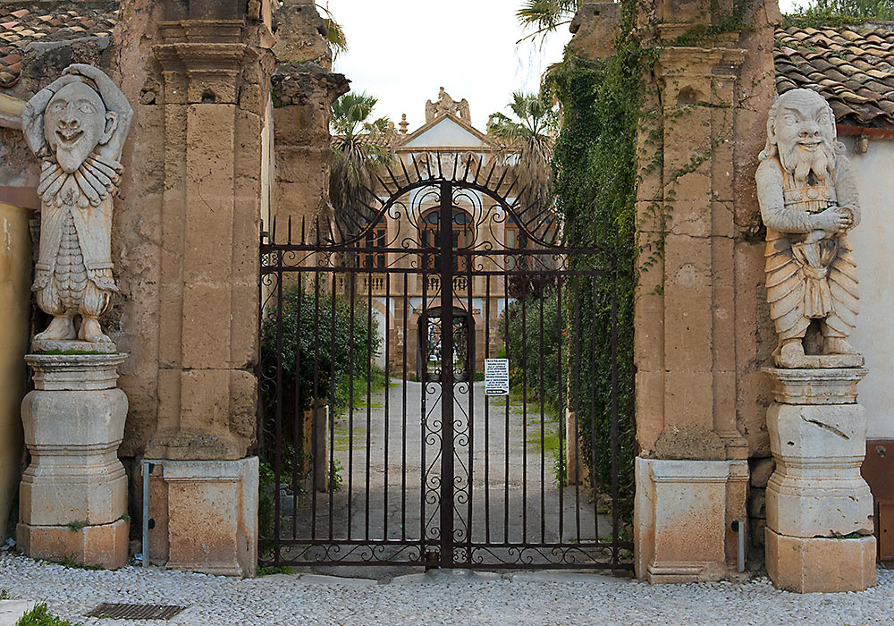 Villa Palagonia, entrance facing Piazza Garibaldi.  Photo: Per-Erik Skramstad