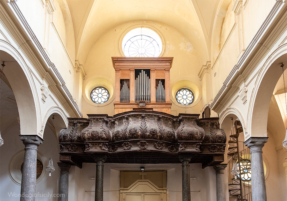 gallery with organ